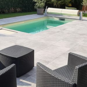 lauko baseinas ir krėslai kieme Rhino pools